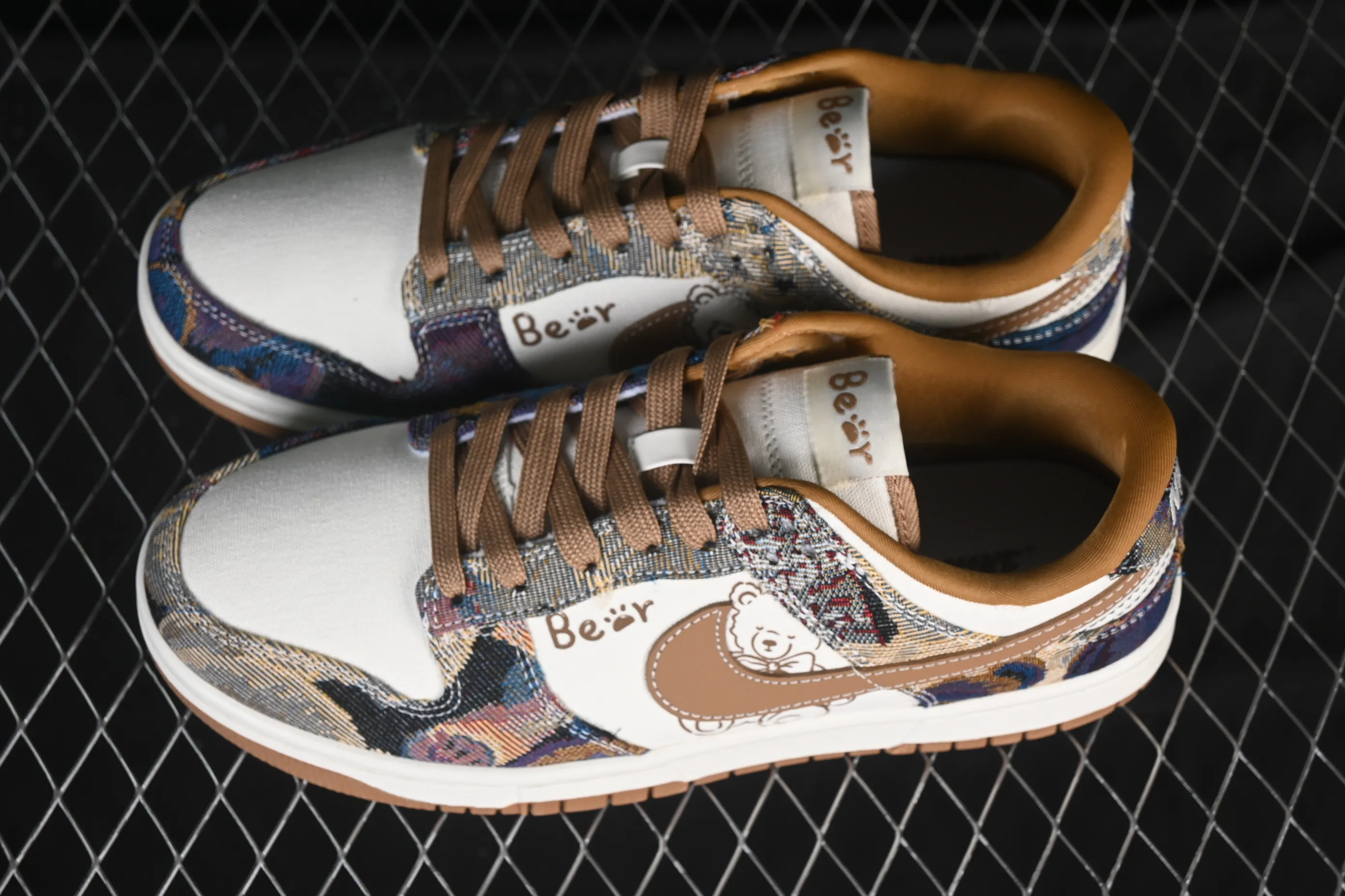 All categories Nk SB Dunk Series Nk SB Dunk Low High-end customized low-top sneakers Nike SB Dunk Low Retro woven bear High-end customized low-top casual sneakers SC0601-459